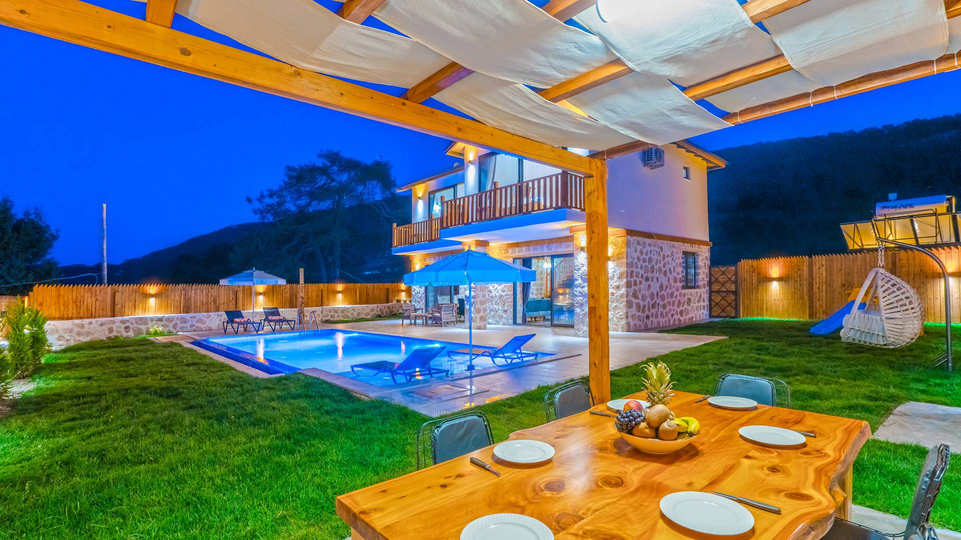 Kaş Hacıoğlan'da Geniş Bahçe İçerisinde, Özel Havuzlu, Lüks Taş Villa