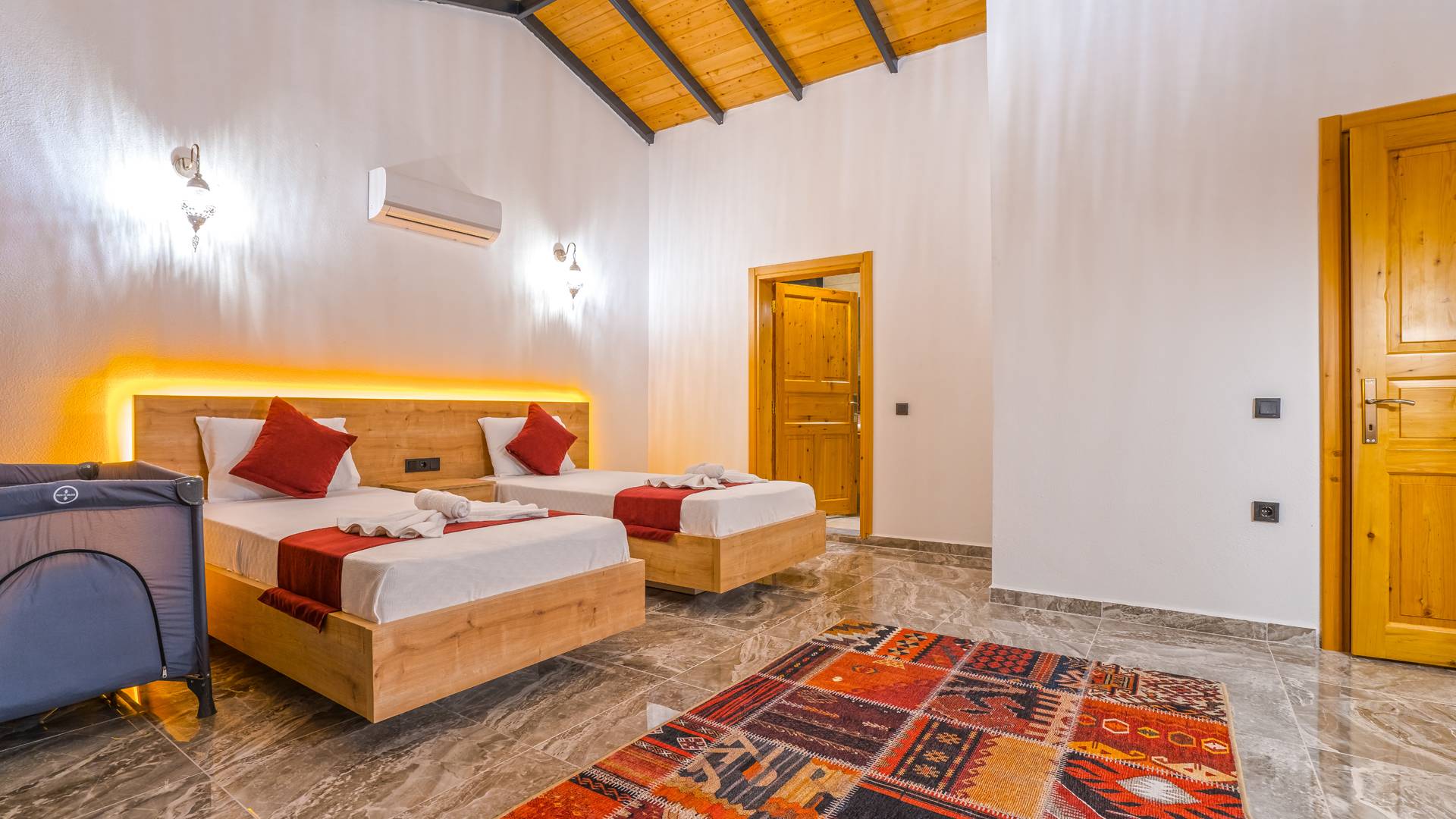 Kaş Hacıoğlan'da Geniş Bahçe İçerisinde, Özel Havuzlu, Lüks Taş Villa