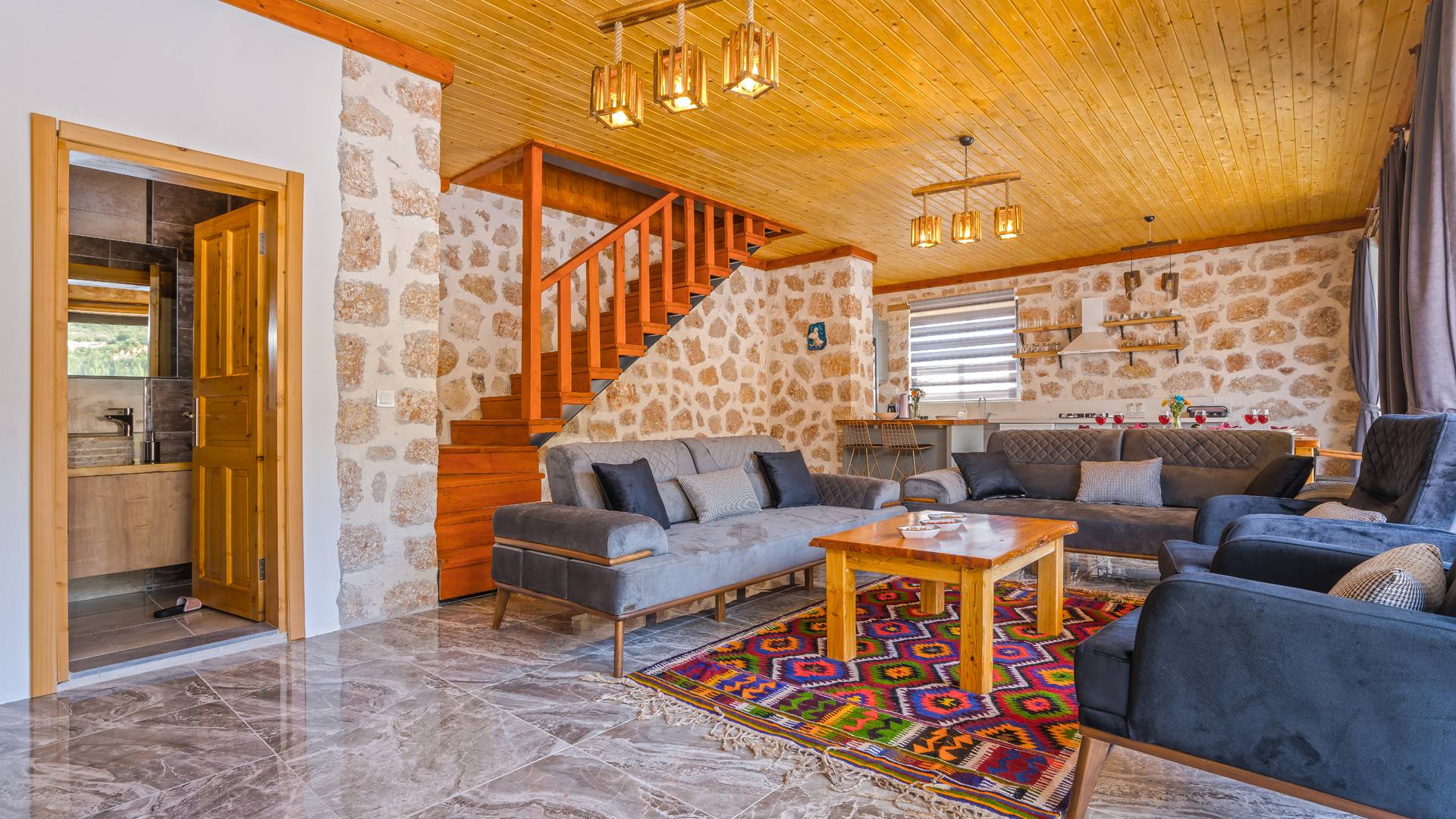 Kaş Hacıoğlan'da Geniş Bahçe İçerisinde, Özel Havuzlu, Lüks Taş Villa