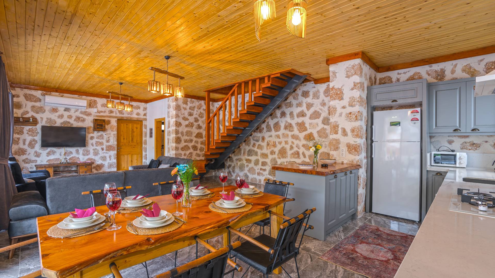 Kaş Hacıoğlan'da Geniş Bahçe İçerisinde, Özel Havuzlu, Lüks Taş Villa