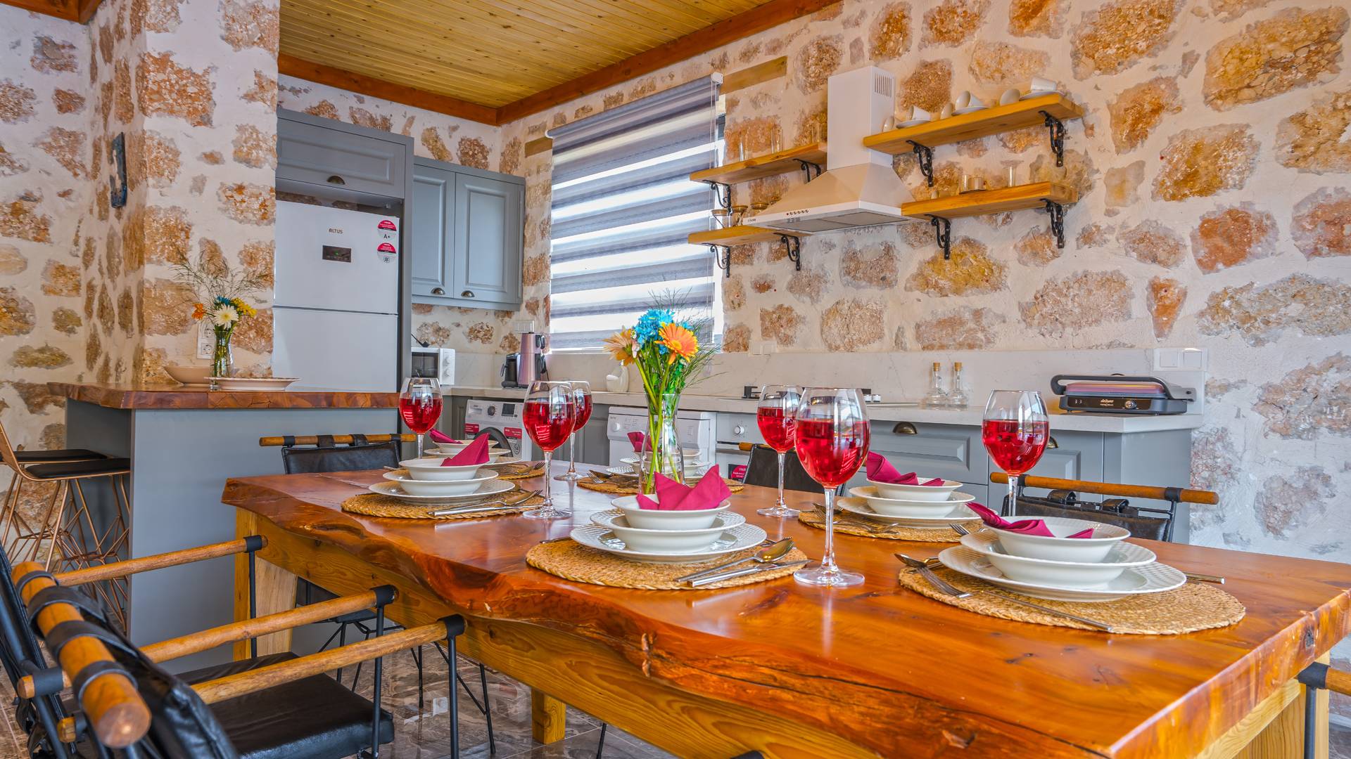 Kaş Hacıoğlan'da Geniş Bahçe İçerisinde, Özel Havuzlu, Lüks Taş Villa