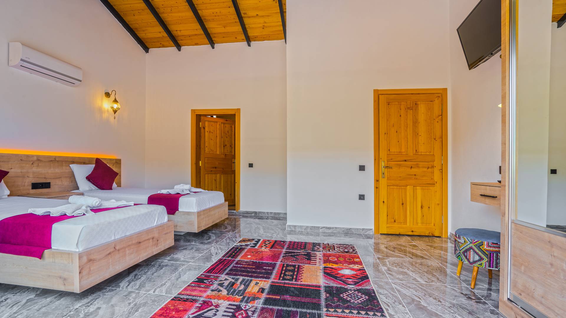 Kaş Hacıoğlan'da Geniş Bahçe İçerisinde, Özel Havuzlu, Lüks Taş Villa