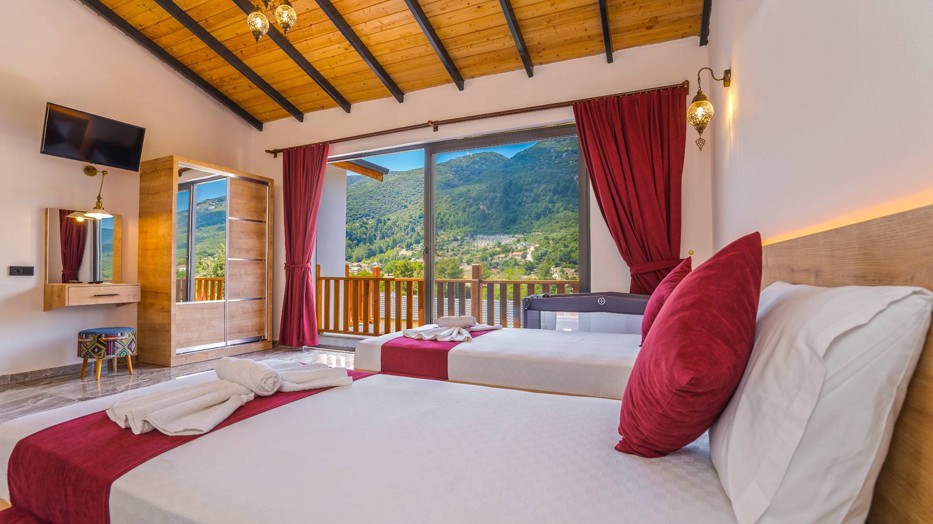 Kaş Hacıoğlan'da Geniş Bahçe İçerisinde, Özel Havuzlu, Lüks Taş Villa