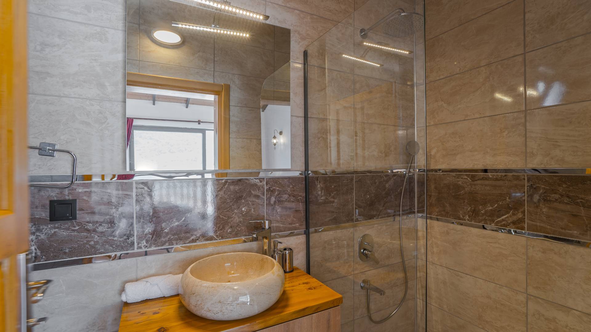 Kaş Hacıoğlan'da Geniş Bahçe İçerisinde, Özel Havuzlu, Lüks Taş Villa