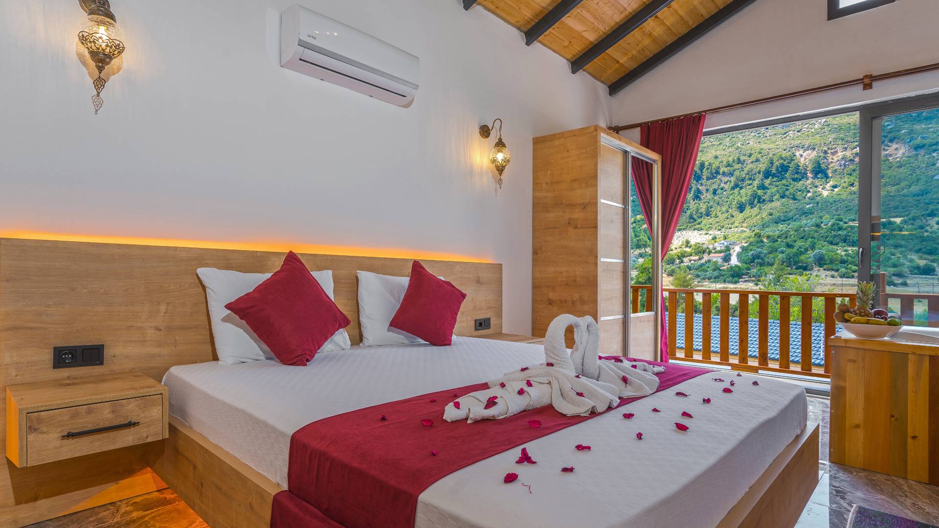 Kaş Hacıoğlan'da Geniş Bahçe İçerisinde, Özel Havuzlu, Lüks Taş Villa