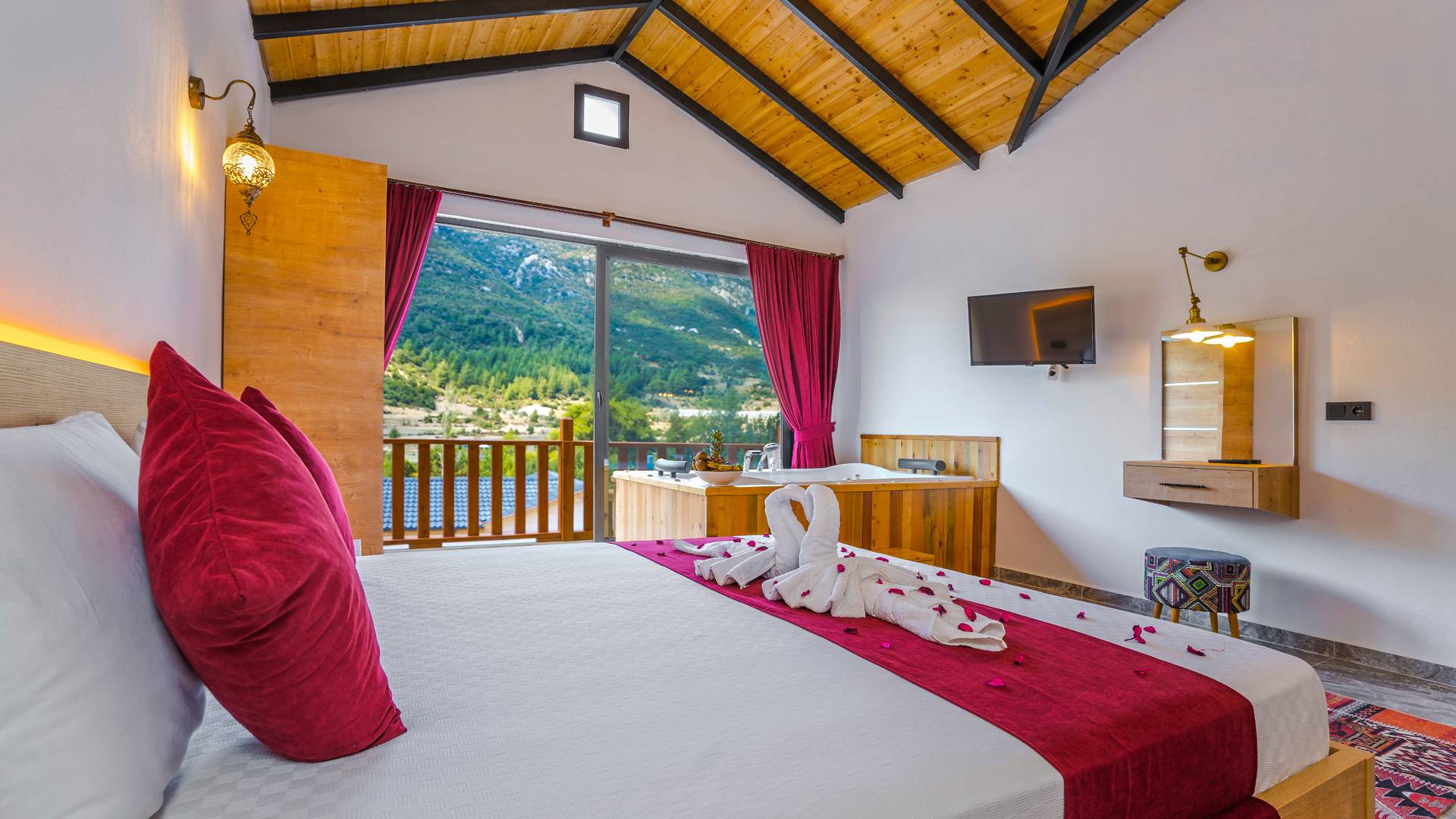 Kaş Hacıoğlan'da Geniş Bahçe İçerisinde, Özel Havuzlu, Lüks Taş Villa