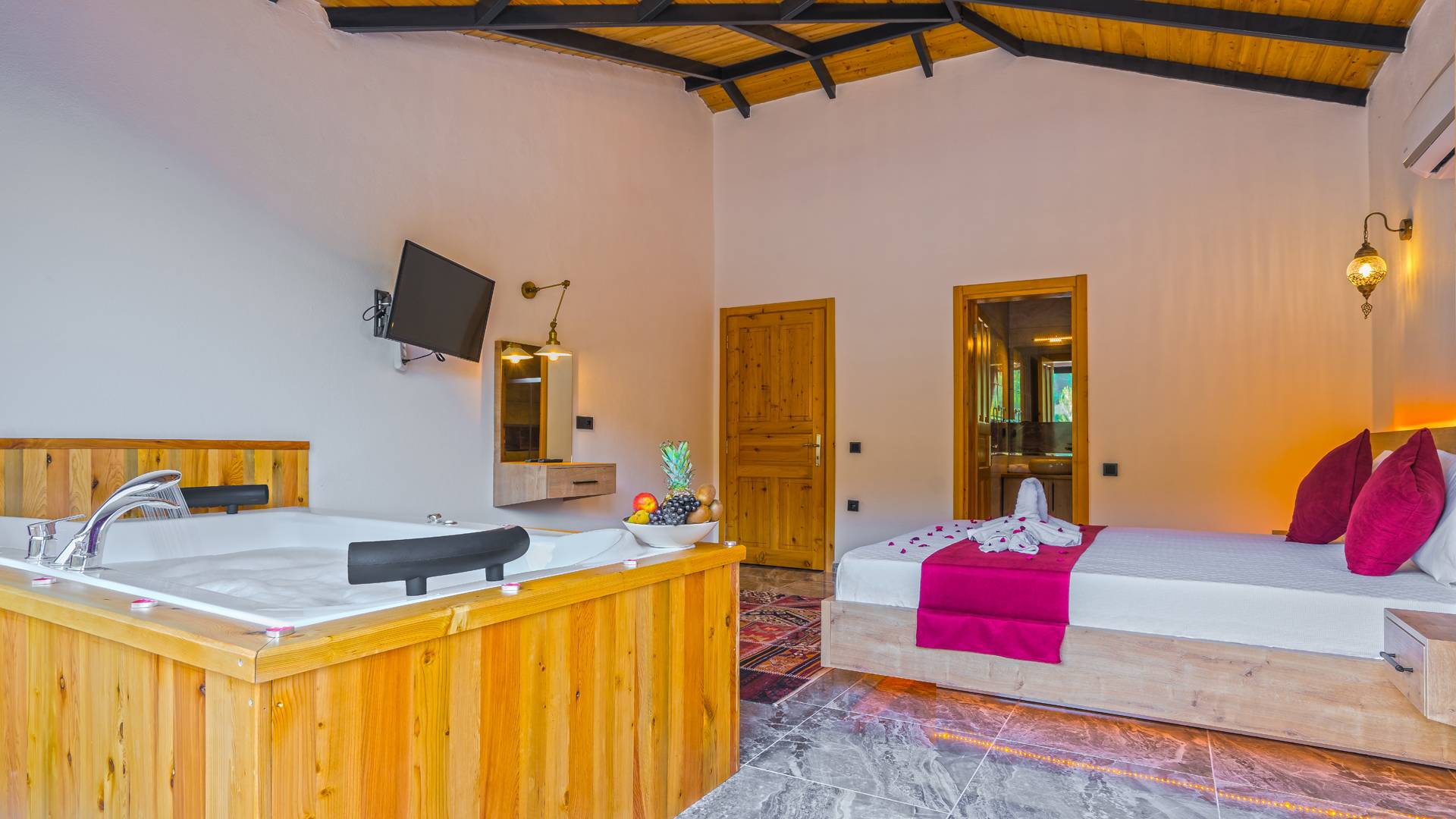 Kaş Hacıoğlan'da Geniş Bahçe İçerisinde, Özel Havuzlu, Lüks Taş Villa