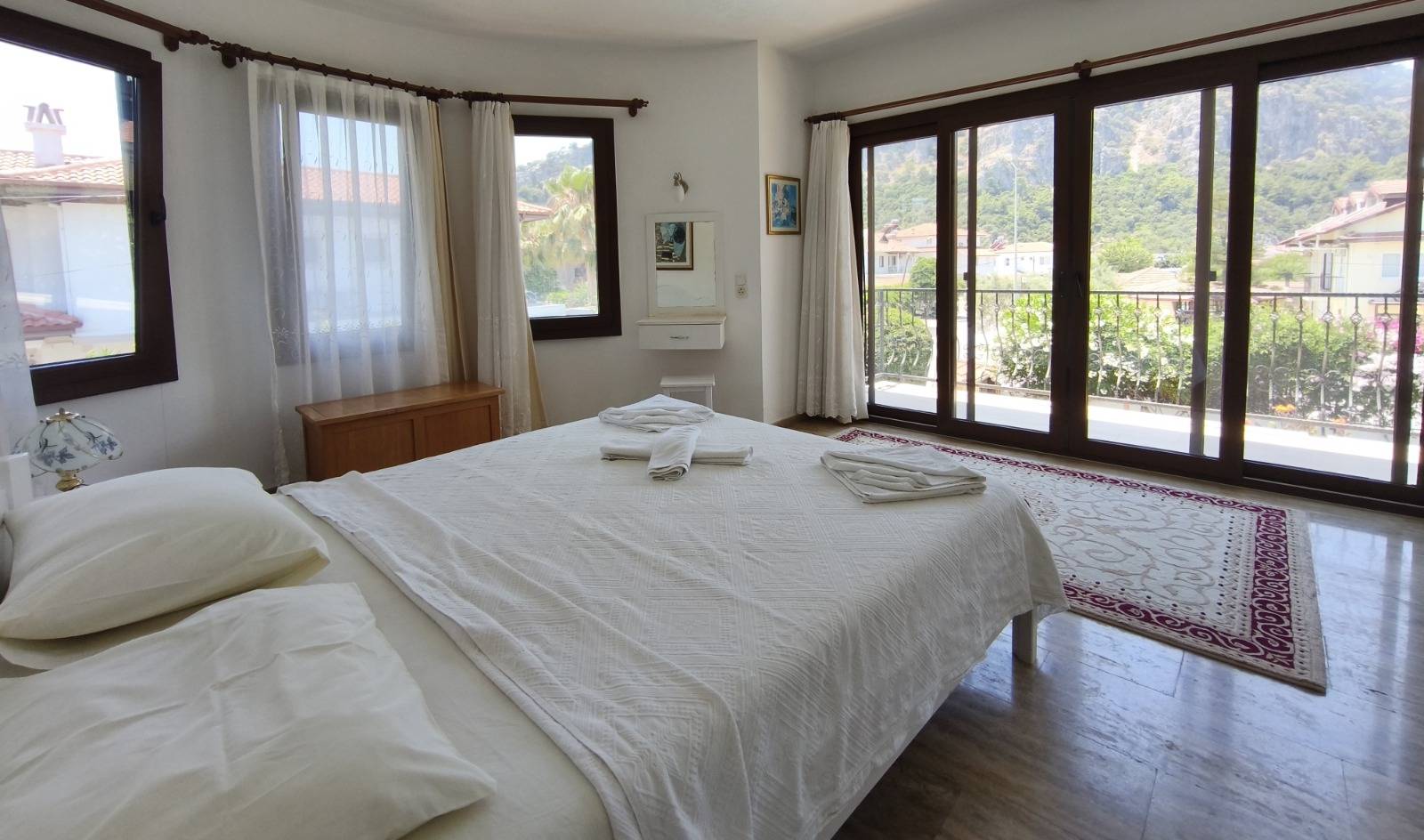 Ortaca Dalyan'da Geniş Alanlara Sahip, Özel Havuzlu, Konforlu Villa
