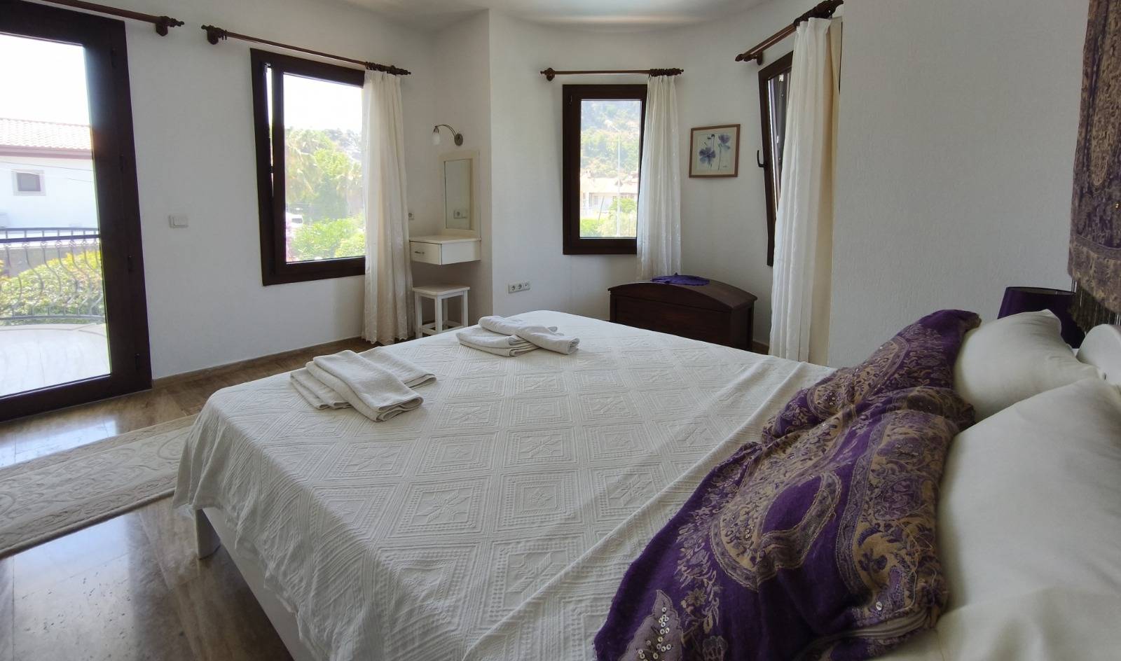 Ortaca Dalyan'da Geniş Alanlara Sahip, Özel Havuzlu, Konforlu Villa