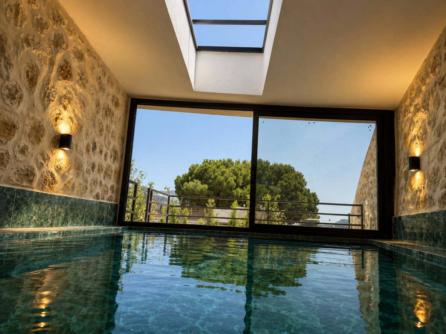 Kaş İkizce'de Balayı Çiftlerine Uygun, Kapalı Havuzlu, Korunaklı Villa