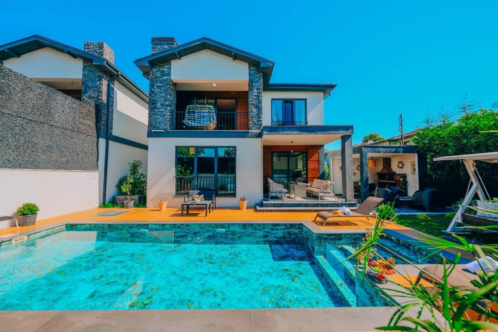 Sapanca Çayiçi'nde Modern Tasarımlı, Isıtmalı Özel Havuzlu, 4+1 Villa 41614