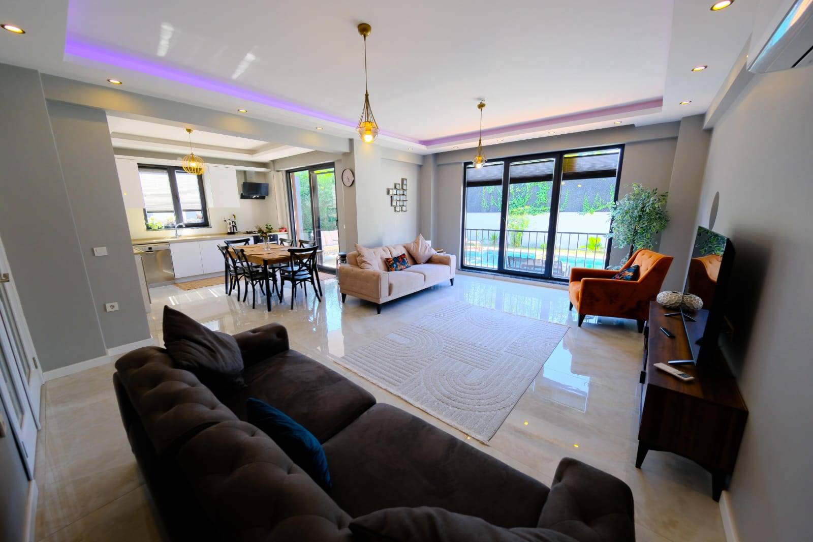 Sapanca Çayiçi'nde Modern Tasarımlı, Isıtmalı Özel Havuzlu, 4+1 Villa