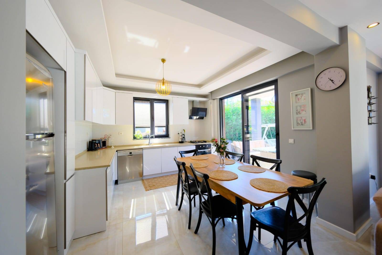 Sapanca Çayiçi'nde Modern Tasarımlı, Isıtmalı Özel Havuzlu, 4+1 Villa