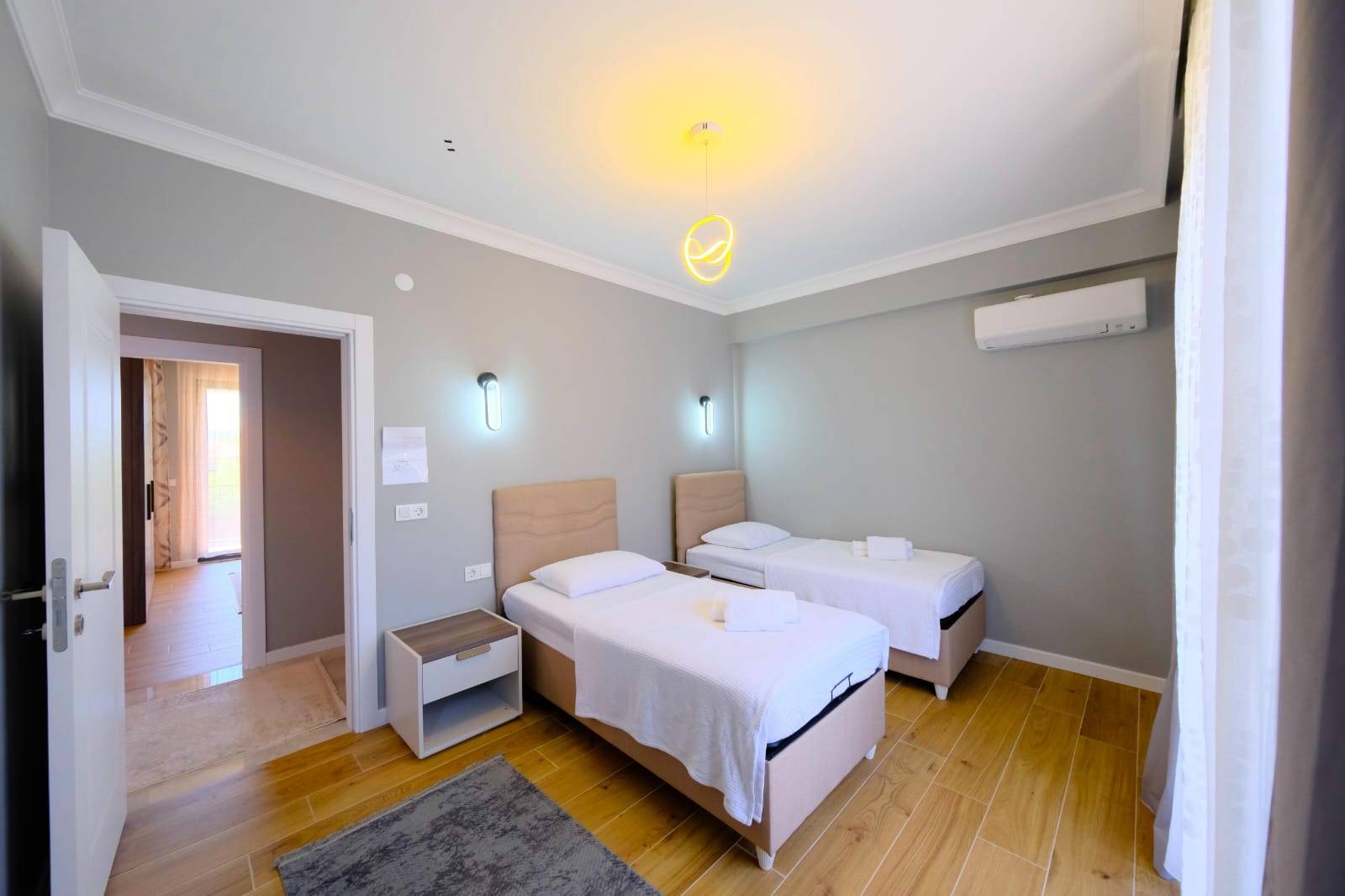 Sapanca Çayiçi'nde Modern Tasarımlı, Isıtmalı Özel Havuzlu, 4+1 Villa
