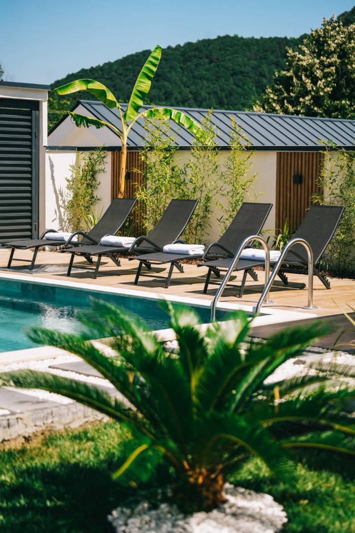 Sapanca Fevziye'de Sakin Konumda, Isıtmalı Havuzlu, Modern Villa