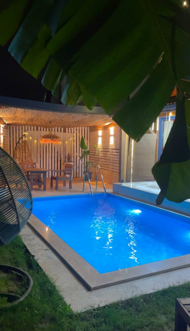 Sapanca Göl'de Merkezi Konumda, Isıtmalı Havuzlu, Kiralık Bungalov
