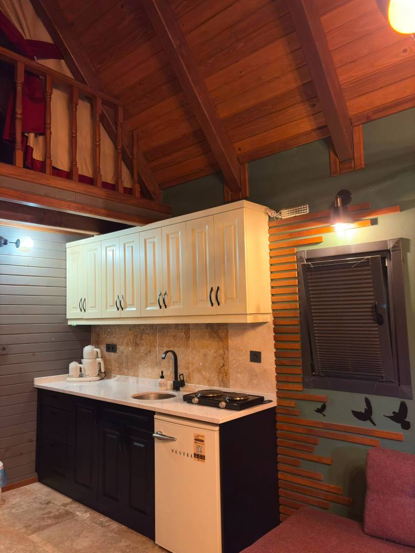 Sapanca Göl'de Merkezi Konumda, Isıtmalı Havuzlu, Kiralık Bungalov