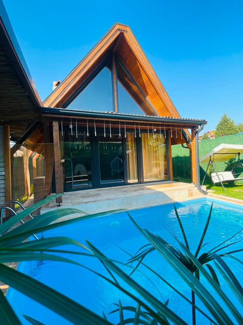 Sapanca Göl'de Merkezi Konumda, Isıtmalı Havuzlu, Kiralık Bungalov