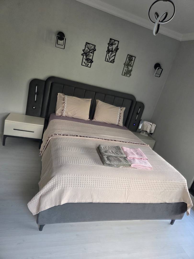 Sapanca Güldibi'nde Yemyeşil Bahçede, Özel Havuzlu, Taş Villa 