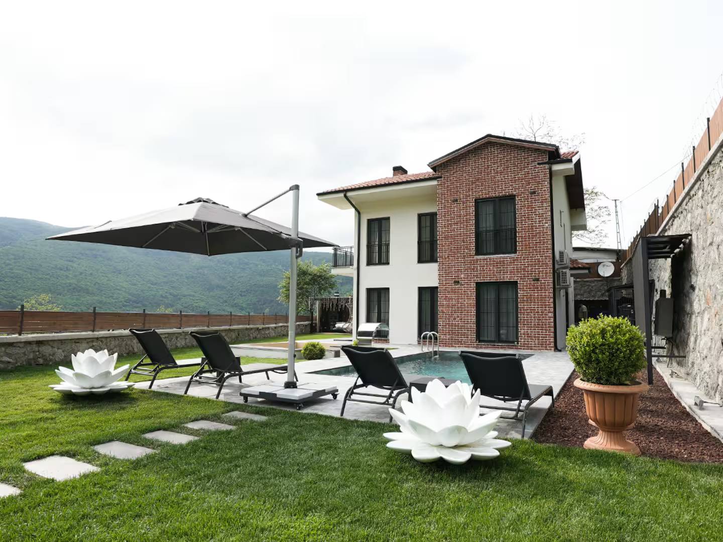 Sapanca İkramiye'de Geniş Bahçeli, Özel Havuzlu, Lüks Tasarımlı Villa 46318 — 2