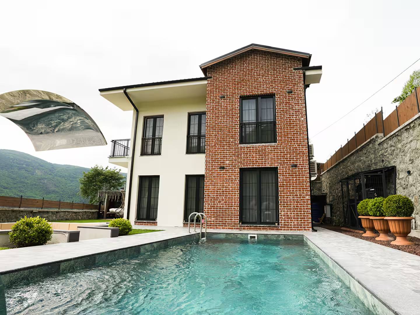 Sapanca İkramiye'de Geniş Bahçeli, Özel Havuzlu, Lüks Tasarımlı Villa 46318
