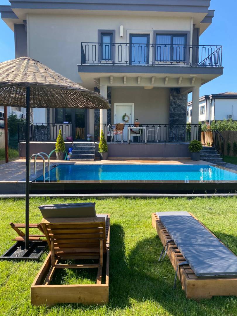 Sapanca Kırkpınar'da Lüks Tasarımlı, Isıtmalı Havuzlu, 3+1 Villa