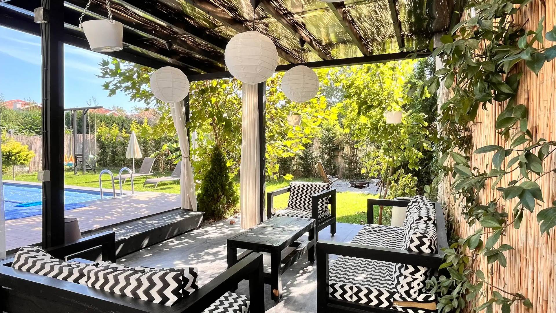 Sapanca Kırkpınar'da Lüks Tasarımlı, Isıtmalı Havuzlu, 3+1 Villa
