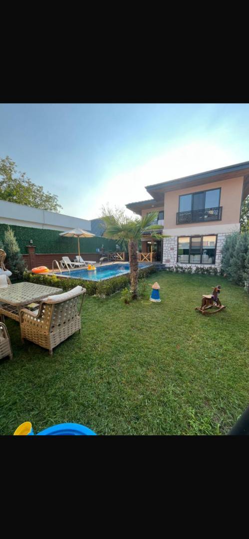 Sapanca Kırkpınar'da Geniş Bahçeli, Isıtmalı Havuzlu, Konforlu Villa