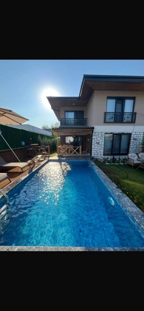 Sapanca Kırkpınar'da Geniş Bahçeli, Isıtmalı Havuzlu, Konforlu Villa