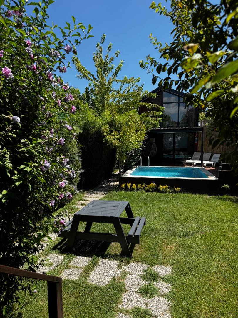 Sapanca Kırkpınar'da Merkezi Konumda, Isıtmalı Havuzlu, Kiralık Bungalov
