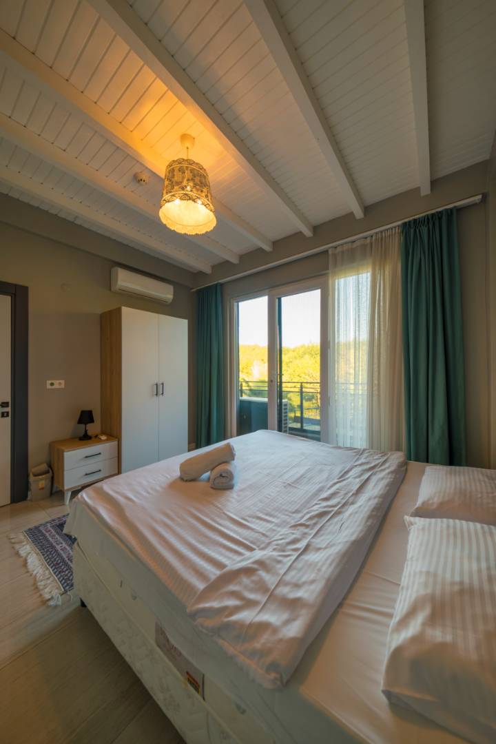 Sapanca Kırkpınar'da Nezih Konumda, Isıtmalı Havuzlu, Lüks Villa