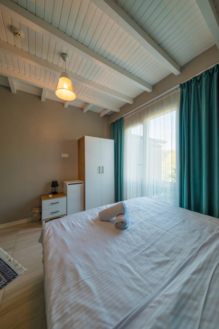Sapanca Kırkpınar'da Sakin Konumda, Isıtmalı Havuzlu, Kiralık Villa