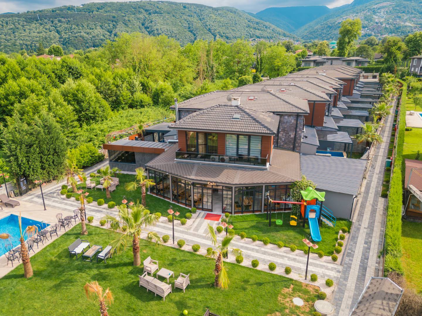 Sapanca Kırkpınar'da Yemyeşil Bahçeli, Özel Havuzlu, Modern Villa