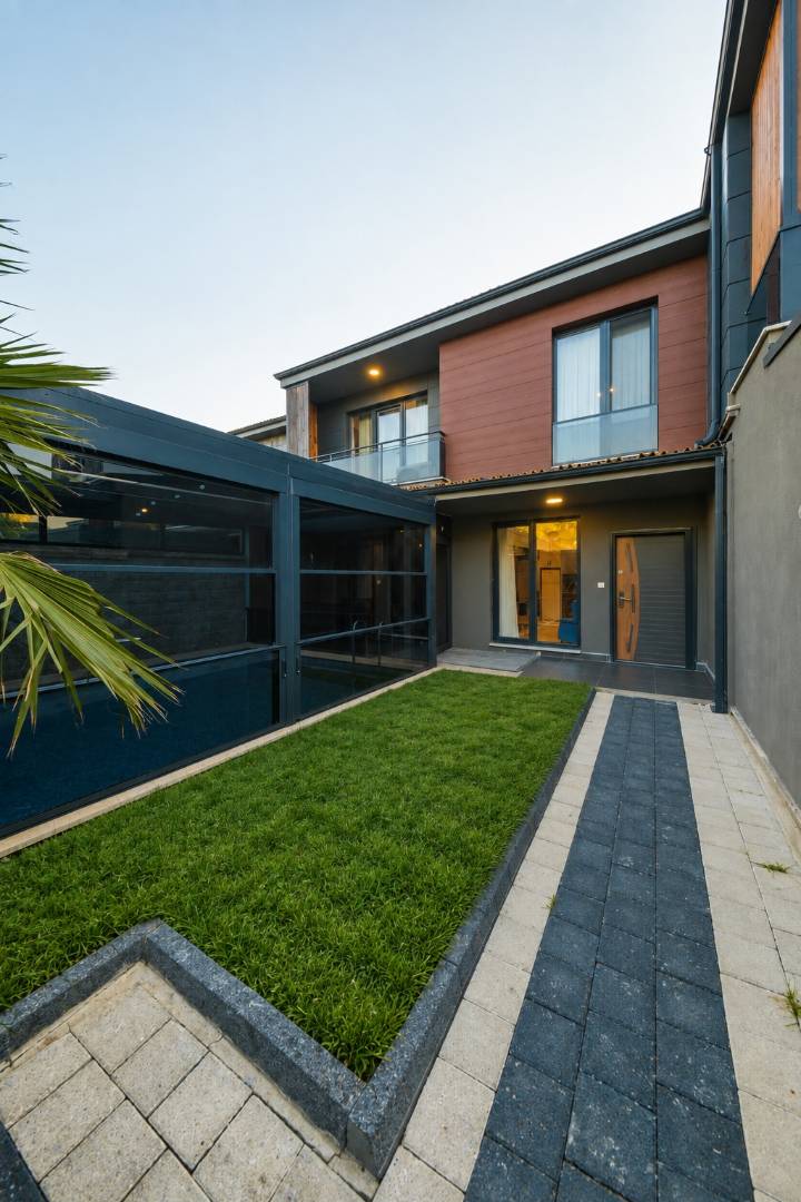 Sapanca Kırkpınar'da Yemyeşil Bahçeli, Özel Havuzlu, Modern Villa