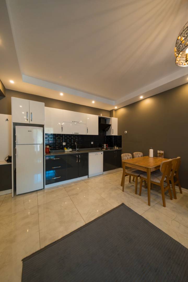 Sapanca Kırkpınar'da Yemyeşil Bahçeli, Özel Havuzlu, Modern Villa
