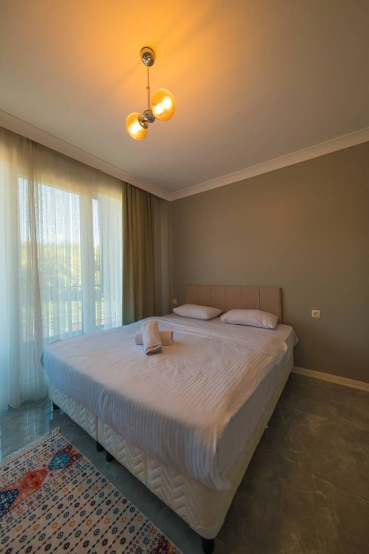 Sapanca Kırkpınar'da Yemyeşil Bahçeli, Özel Havuzlu, Modern Villa