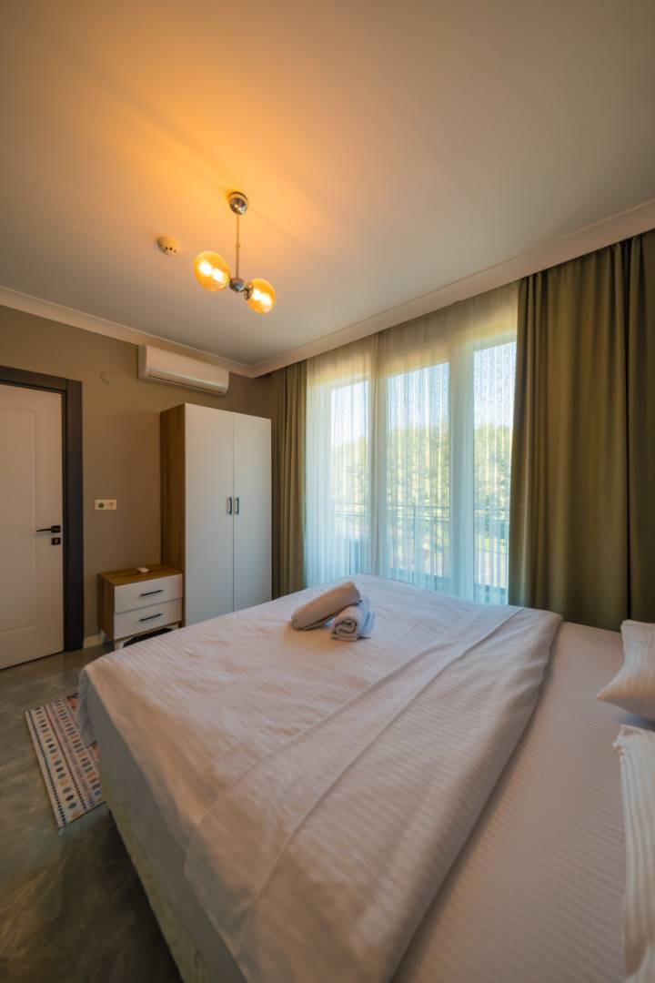 Sapanca Kırkpınar'da Yemyeşil Bahçeli, Özel Havuzlu, Modern Villa