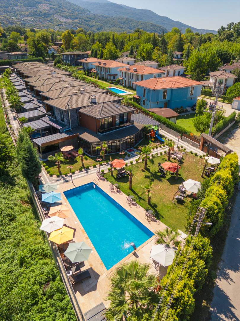 Sapanca Kırkpınar'da Yemyeşil Bahçeli, Özel Havuzlu, Modern Villa