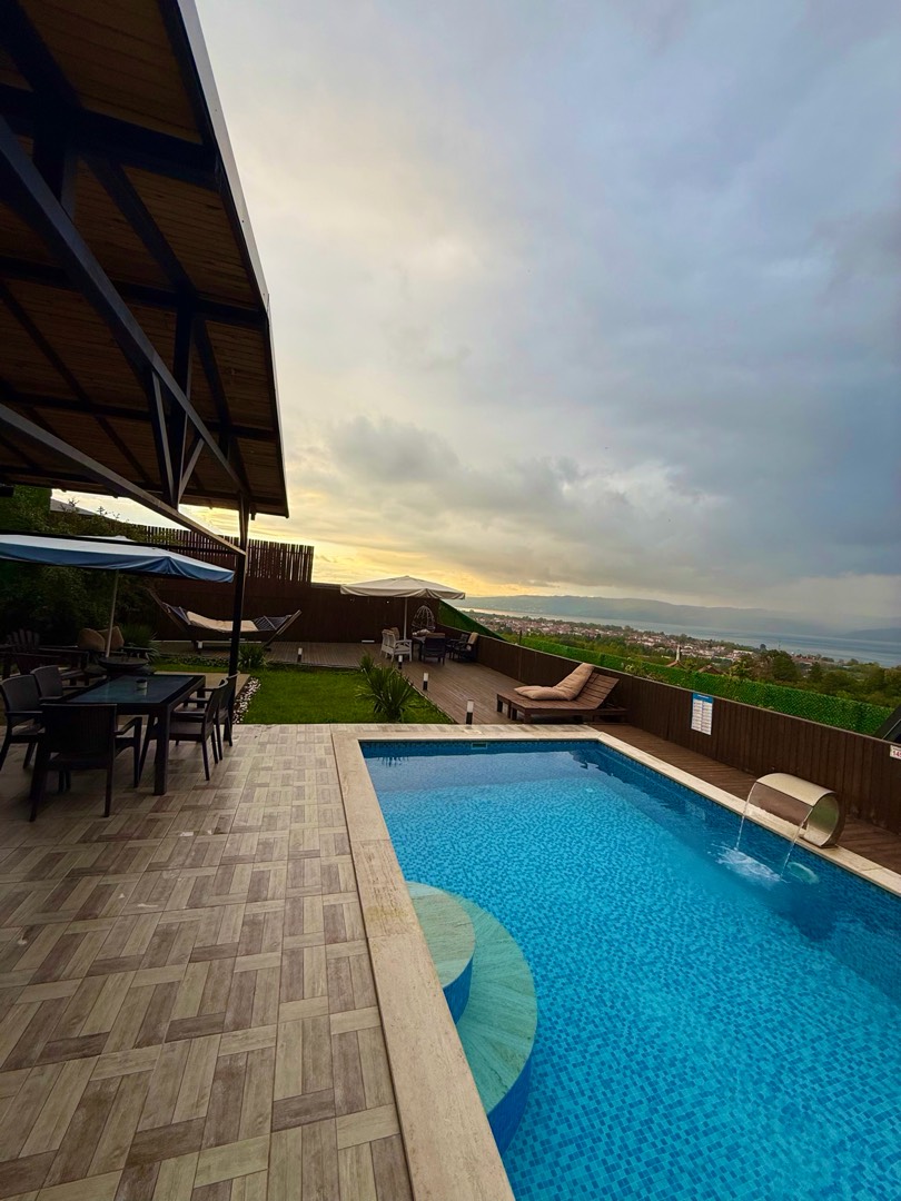 Sapanca Kuruçeşme'de Enfes Göl Manzaralı, Özel Havuzlu, Kiralık Bungalov
