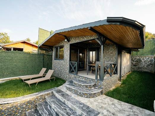 Sapanca Nailiye'de Yemyeşil Bahçeli, Özel Havuzlu, Konforlu Bungalov