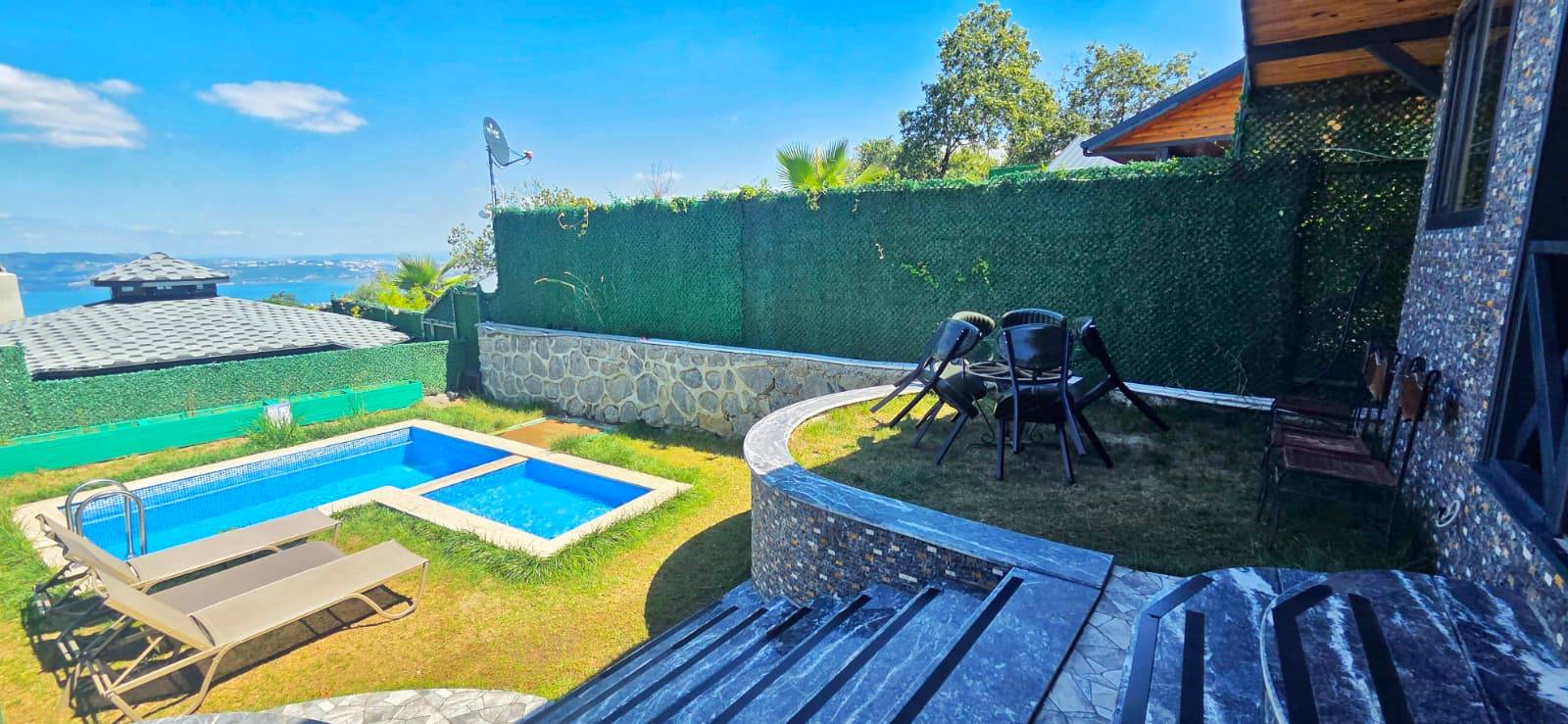 Sapanca Nailiye'de Yemyeşil Bahçeli, Özel Havuzlu, Konforlu Bungalov
