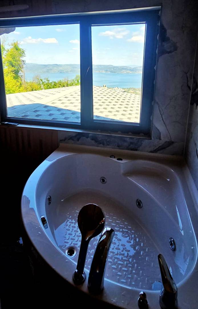 Sapanca Nailiye'de Yemyeşil Bahçeli, Özel Havuzlu, Konforlu Bungalov