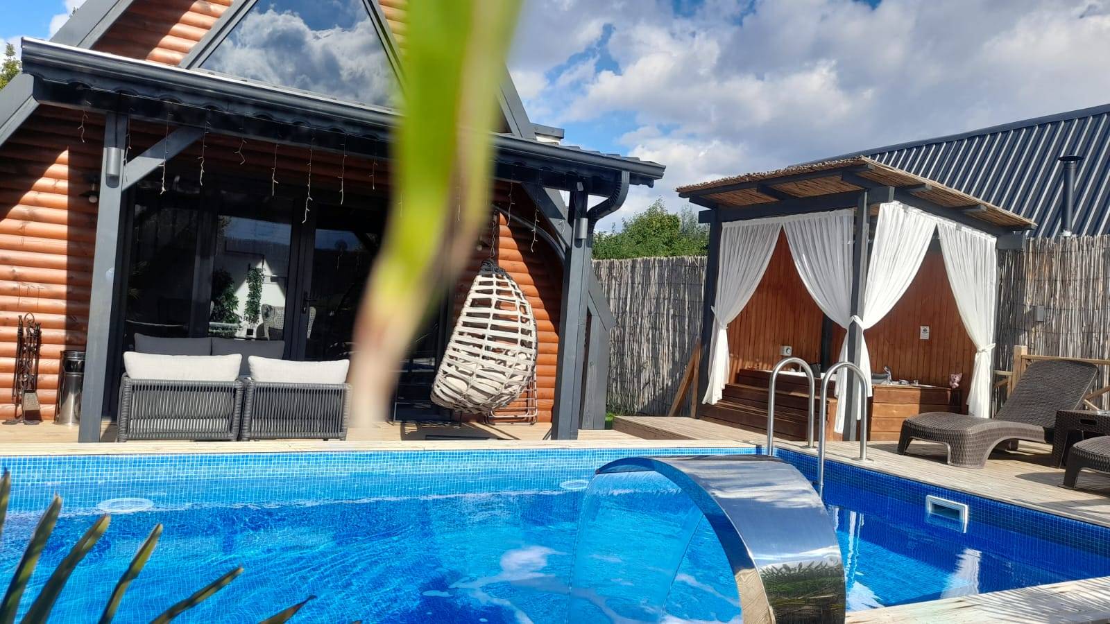 Sapanca Rüstempaşa'da Yemyeşil Bahçeli, Özel Havuzlu, 4 Kişilik Bungalov