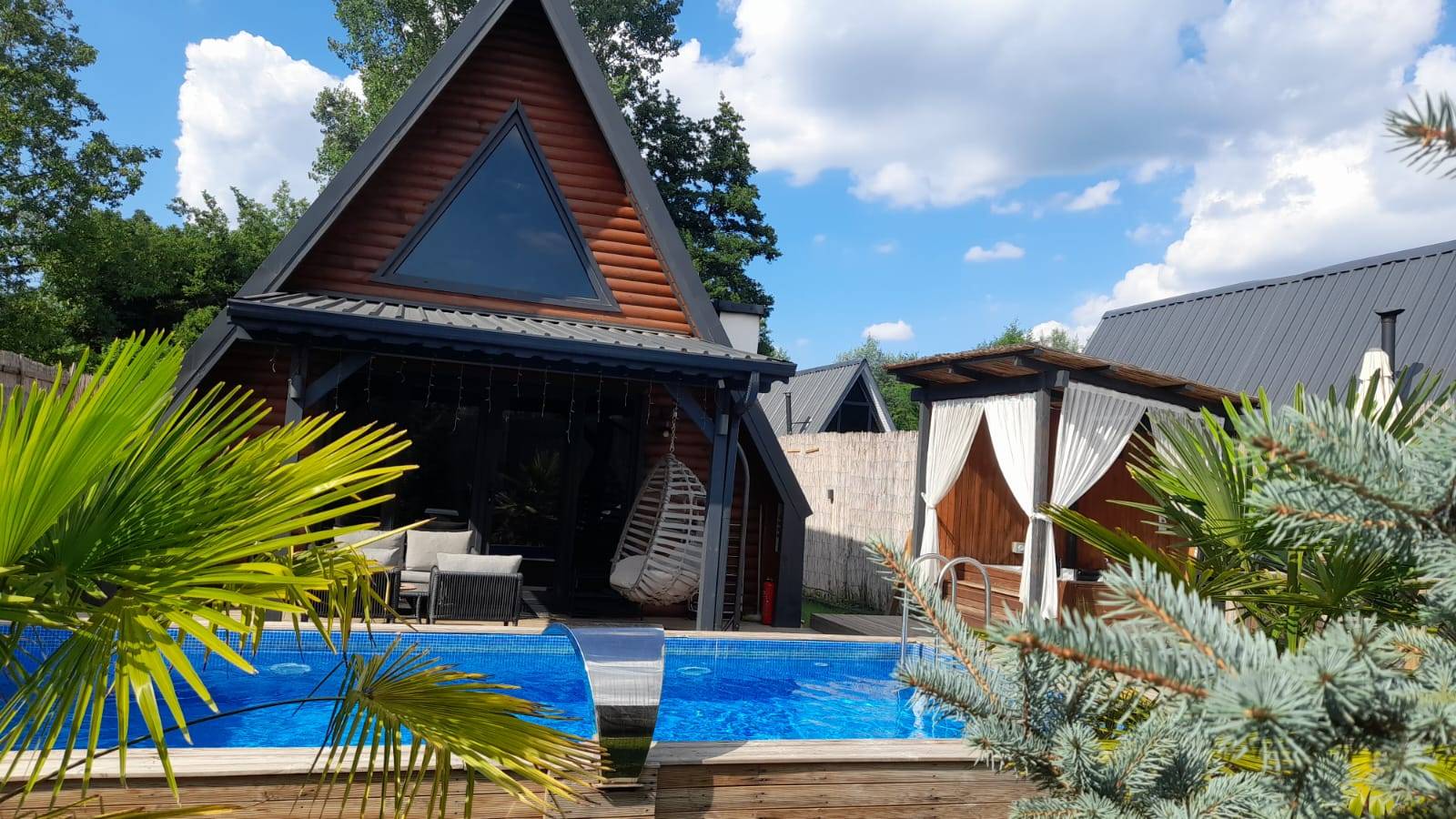 Sapanca Rüstempaşa'da Yemyeşil Bahçeli, Özel Havuzlu, 4 Kişilik Bungalov