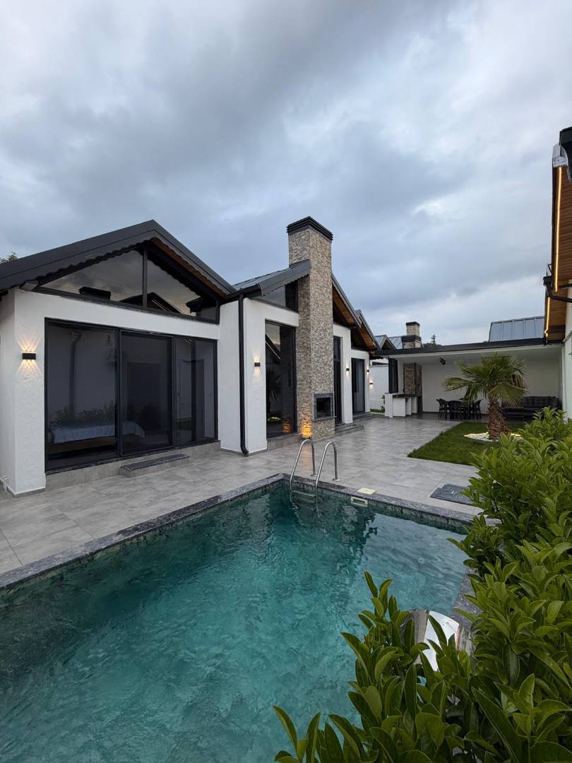 Sapanca Yanık'da Geniş Bahçeli, Isıtmalı Havuzlu, Jakuzili Bungalov 46501 — 2