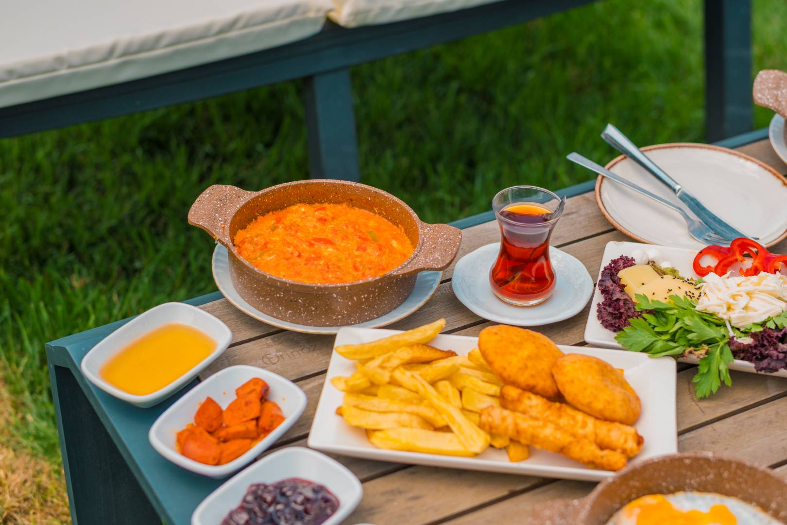Sapanca'da Geniş Ailelere Uygun, Isıtmalı Havuzlu, Merkezi Villa