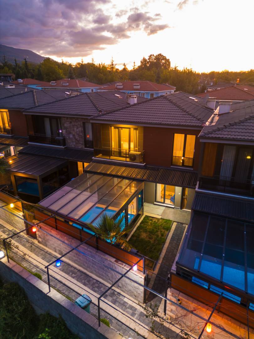 Sapanca'da Geniş Ailelere Uygun, Isıtmalı Havuzlu, Merkezi Villa