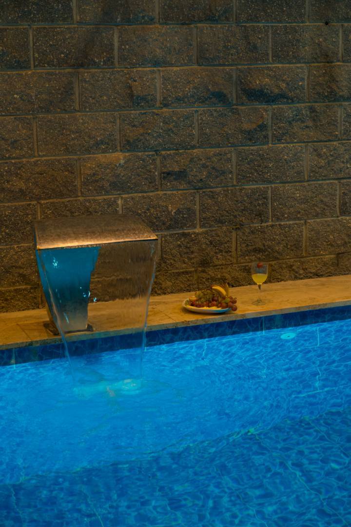 Sapanca'da Geniş Ailelere Uygun, Isıtmalı Havuzlu, Merkezi Villa