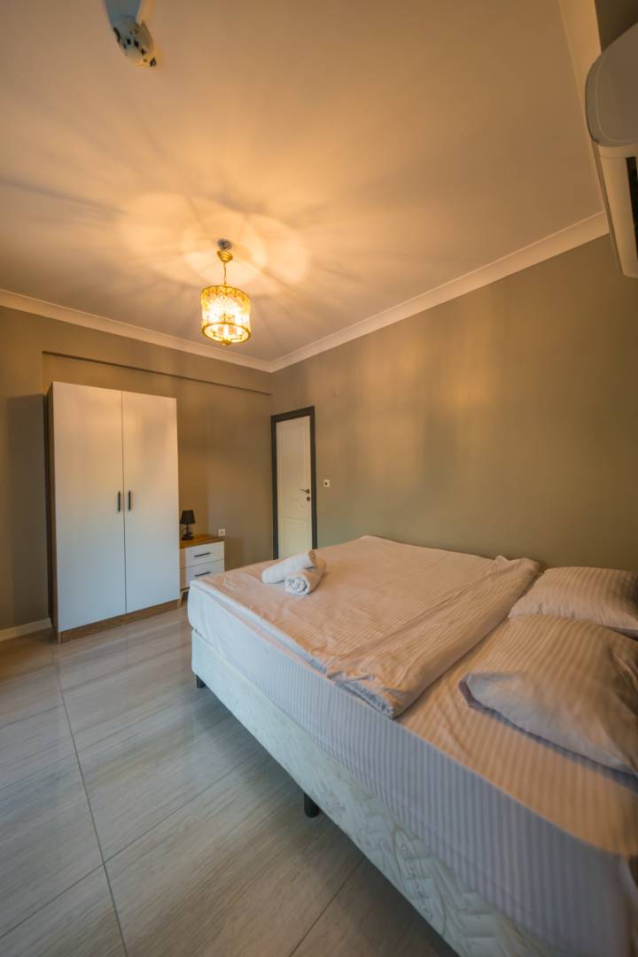 Sapanca'da Geniş Ailelere Uygun, Isıtmalı Havuzlu, Merkezi Villa