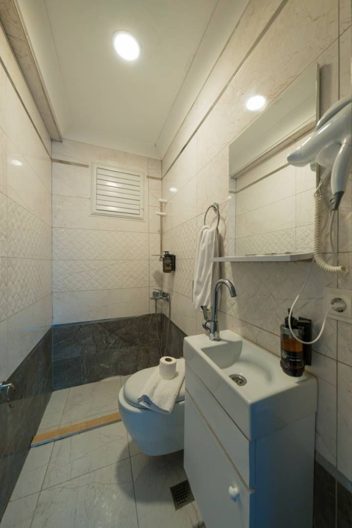 Sapanca'da Geniş Ailelere Uygun, Isıtmalı Havuzlu, Merkezi Villa